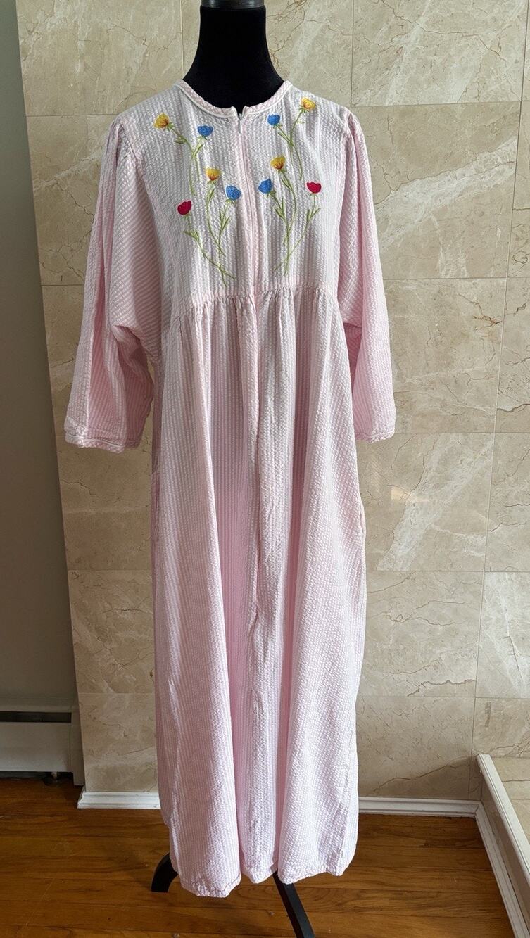 VTG 70s Herbcraft Pink Seersucker House Coat Dress — L Floral Embroidered Lounge